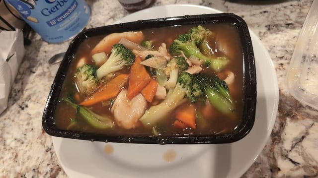Chicken Pan Fried Egg Noodles (Saucey) 鸡两面黄.