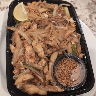 Chicken Pad Thai 泰式炒河鸡粉
