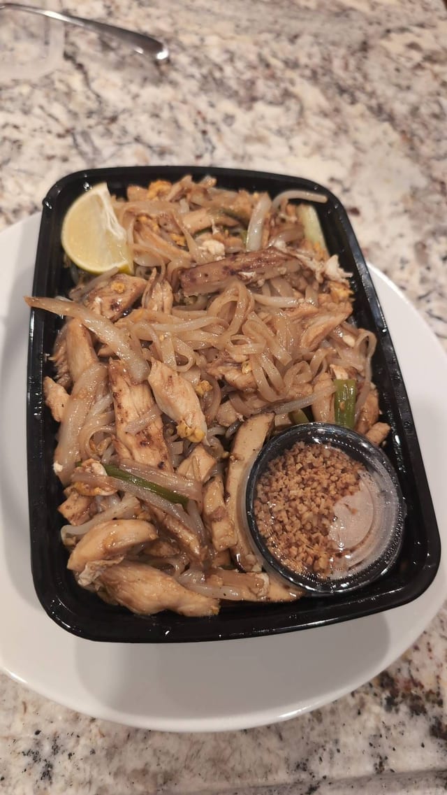 Chicken Pad Thai 泰式炒河鸡粉.