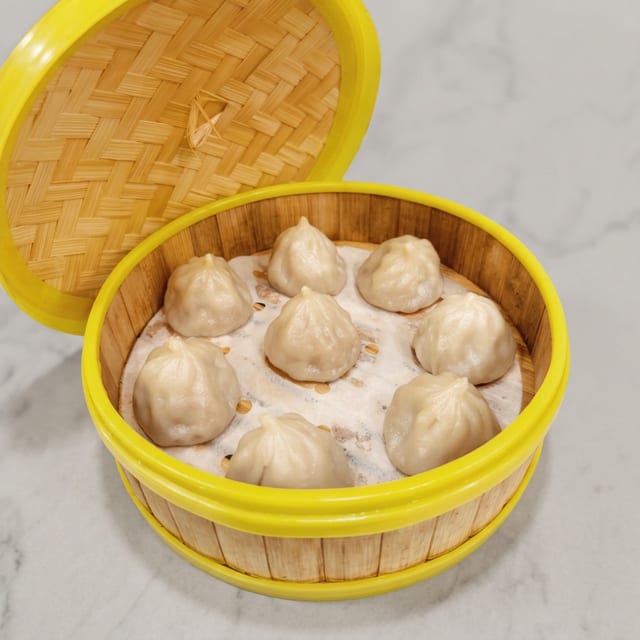 Pork & Crabmeat Soup Dumplings (8) 小笼包 (螃蟹).