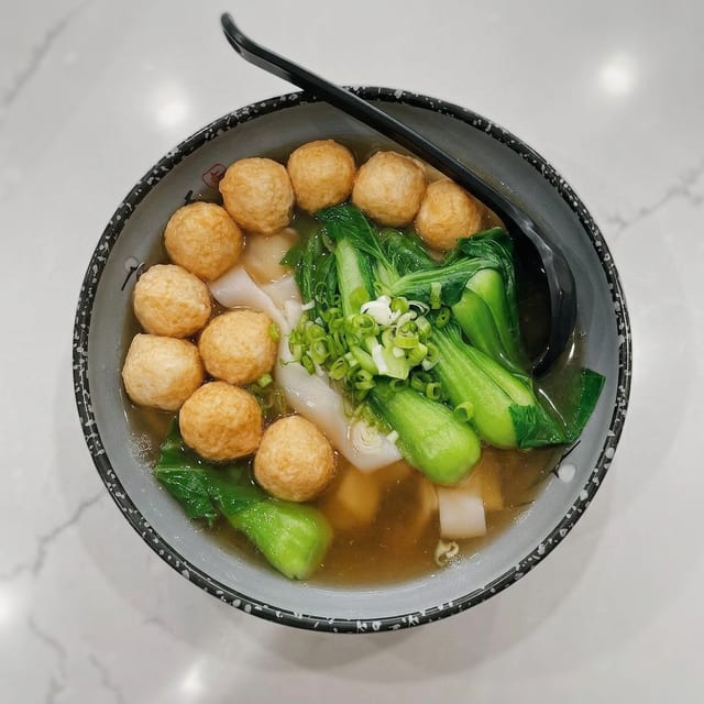 Fish Ball Ho Fun Noodle Soup 鱼丸汤河粉.