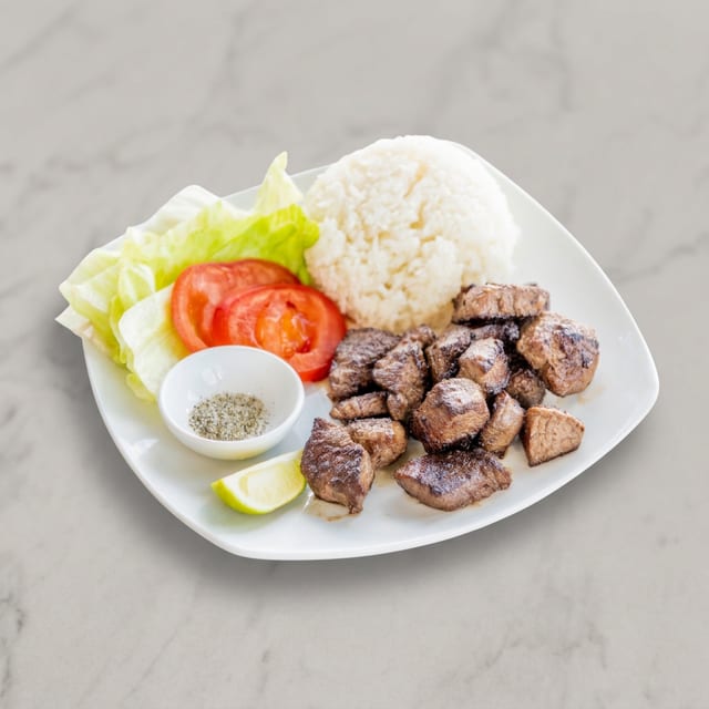 Vietnamese Shaking Beef Over Rice 越式牛肉粒饭.