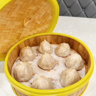 Pork & Crabmeat Soup Dumplings (8) 小笼包(螃蟹)